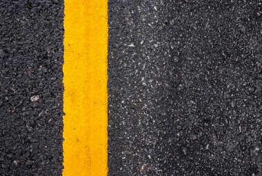 Sarı çizgili asfalt yol yüzeyi