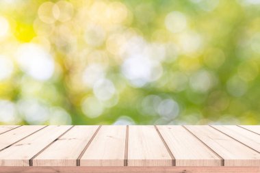 Soyut doğal yeşil bulanık arka plan ile eski ahşap plakalar 