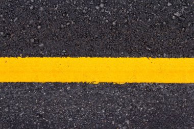 Sarı çizgili asfalt yol yüzeyi