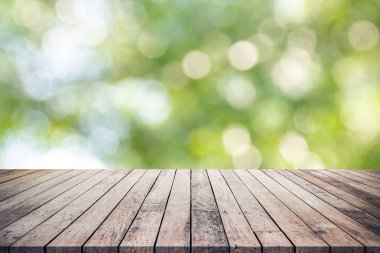 Soyut doğal yeşil bulanık arka plan ile eski ahşap plakalar 