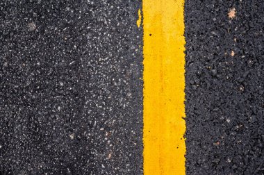 Sarı çizgili asfalt yol yüzeyi