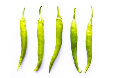 Beyaz arka planda yeşil kırmızı biber 