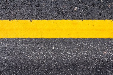 Sarı çizgili asfalt yol yüzeyi