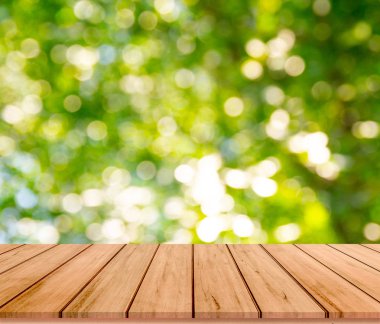 Soyut doğal yeşil bulanık arka plan ile eski ahşap plakalar 