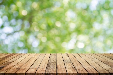 Soyut doğal yeşil bulanık arka plan ile eski ahşap plakalar 