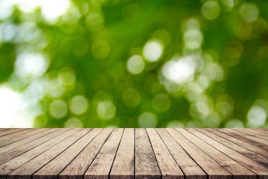 Soyut doğal yeşil bulanık arka plan ile eski ahşap plakalar 