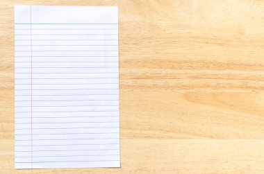 ahşap masa arka plan üzerinde dizüstü bilgisayar beyaz astarlı kağıt