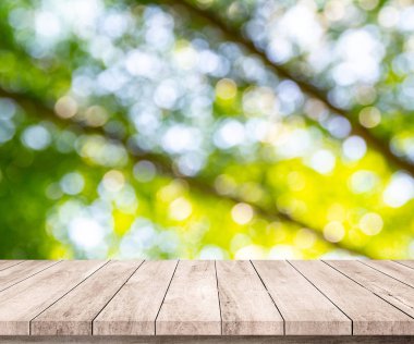 Soyut doğal yeşil bulanık arka plan ile eski ahşap plakalar 