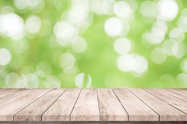 Soyut doğal yeşil bulanık arka plan ile eski ahşap plakalar 