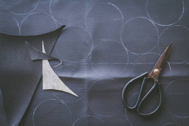 Eski makaslı gri deri şekiller