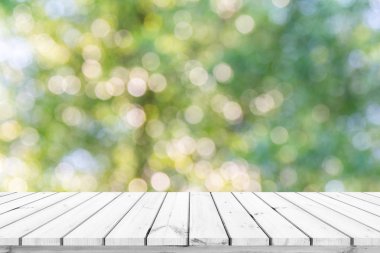 Soyut doğal yeşil bulanık arka plan ile eski ahşap plakalar 