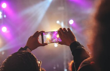 Kulüpte erkek eller akıllı telefondan fotoğraf çekiyor. 
