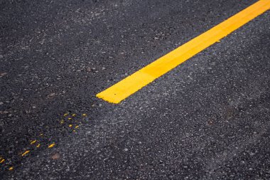 Sarı çizgili asfalt yol yüzeyi