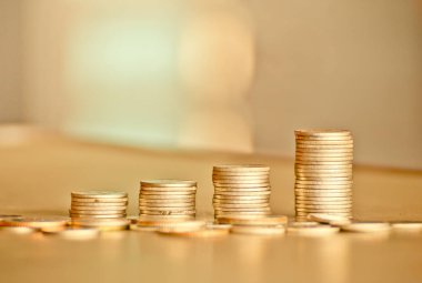 Bulanık arka planda para yığınları, para biriktirme kavramı 