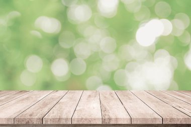 Soyut doğal yeşil bulanık arka plan ile eski ahşap plakalar 