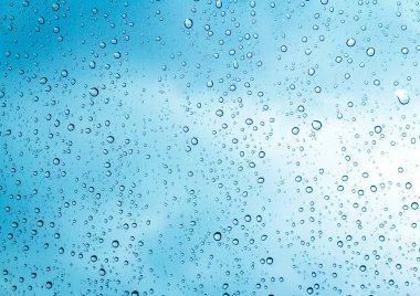 Cama su damlıyor, yağmurlu bir günde. 