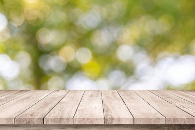 Soyut doğal yeşil bulanık arka plan ile eski ahşap plakalar 