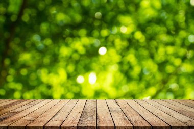 Soyut doğal yeşil bulanık arka plan ile eski ahşap plakalar 