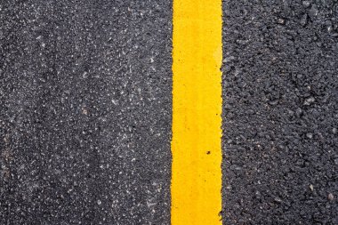 Sarı çizgili asfalt yol yüzeyi
