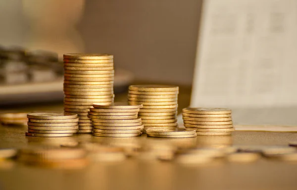 Stapel Von Geldmünzen Auf Verschwommenem Hintergrund Konzept Des Sparens — Stockfoto