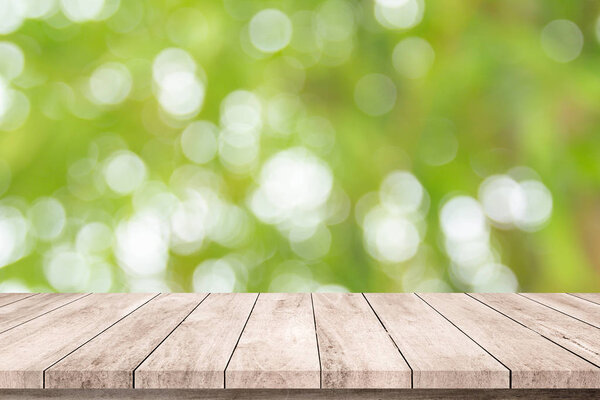 Старые деревянные доски с абстрактным естественным зеленым размытым фоном
 