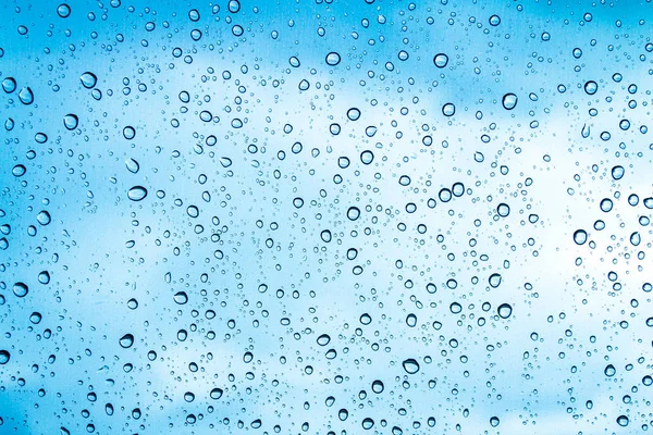 Water Druppels Glas Blauwe Hemel Achtergrond — Stockfoto