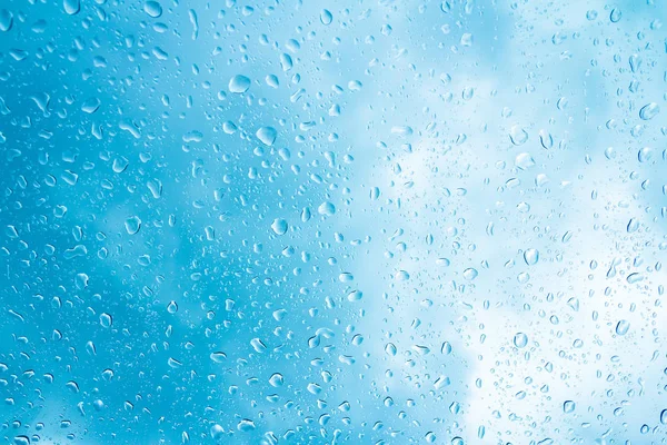 Water Druppels Glas Blauwe Hemel Achtergrond — Stockfoto
