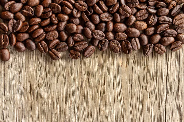 堆的咖啡豆木制背景 — 图库照片