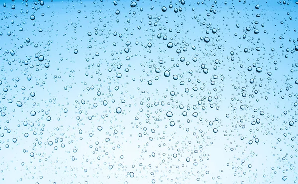 Gotas Agua Sobre Vidrio Sobre Fondo Azul Del Cielo — Foto de Stock