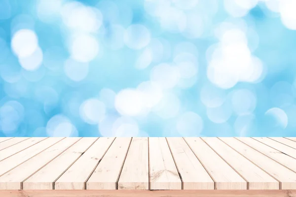 Tavoli Legno Tavolo Con Astratto Sfondo Bokeh Blu Sfocato — Foto Stock