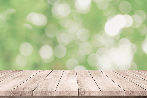 Старые деревянные доски с абстрактным естественным зеленым размытым фоном
 