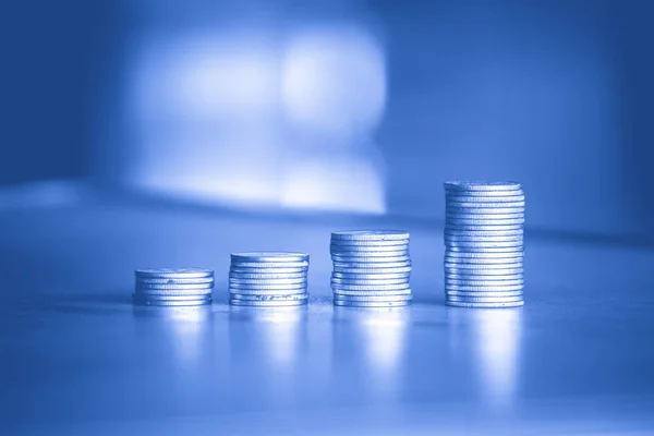 Hromady Peněžních Mincí Rozmazané Modré Pozadí Koncept Úspor Peněz — Stock fotografie
