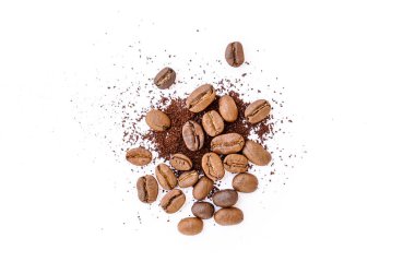 Beyaz arka planda kahve ile kavrulmuş kahve çekirdekleri 