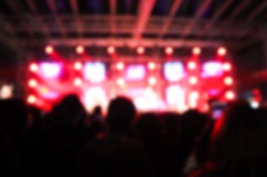 Sahnede bulanık arka plan konser ışıklandırması