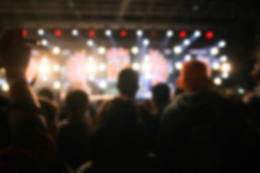Sahnede bulanık arka plan konser ışıklandırması