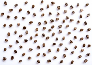 Kavrulmuş kahve çekirdekleri beyaz arkaplanda düzenlenir.