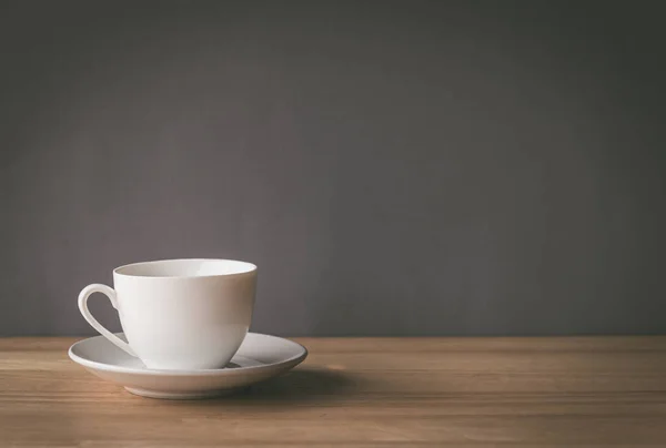 Cangkir Kopi Putih Meja Kayu Dengan Latar Belakang Abu Abu — Stok Foto