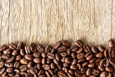 Tahta yüzeydeki kahve çekirdeklerinin üst görüntüsü.