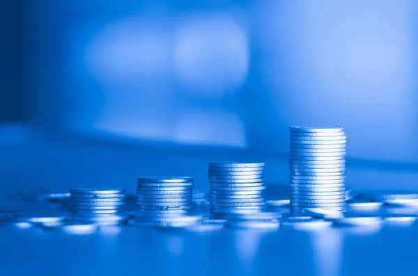 Pilas Monedas Dinero Sobre Fondo Azul — Foto de Stock