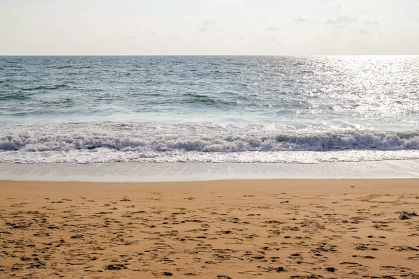 Ωκεανό Κύμα Αμμώδη Παραλία Αποτύπωμα Ποδιού Άμμο Φόντο — Φωτογραφία Αρχείου