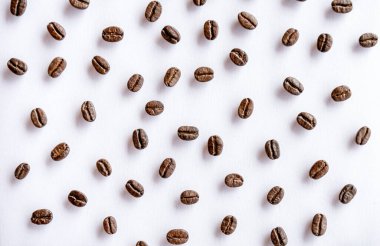 Beyaz yüzeydeki kahve çekirdeklerinin üst görüntüsü