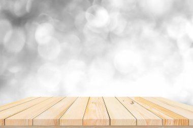 Ürün gösterimi için soyut beyaz veya gümüş bokeh arkaplan içeren ahşap masa veya ahşap zemin