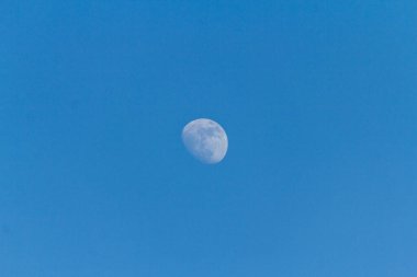 Mavi gökyüzündeki ay