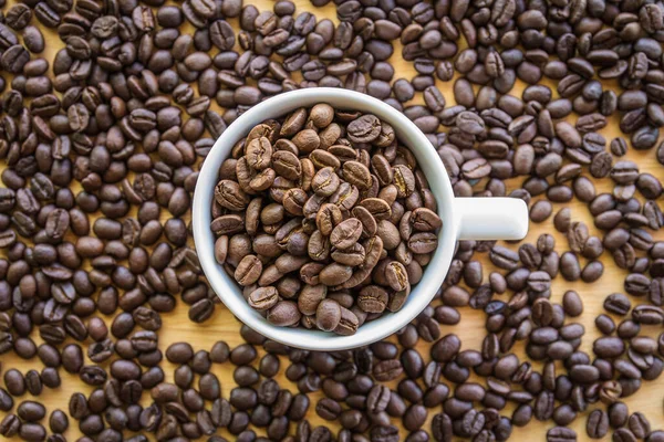 Weiße Kaffeetasse Voller Kaffeebohnen Hintergrund — Stockfoto