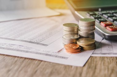 Muhasebe raporları arka planında para, para biriktirme veya finansal konsept. 