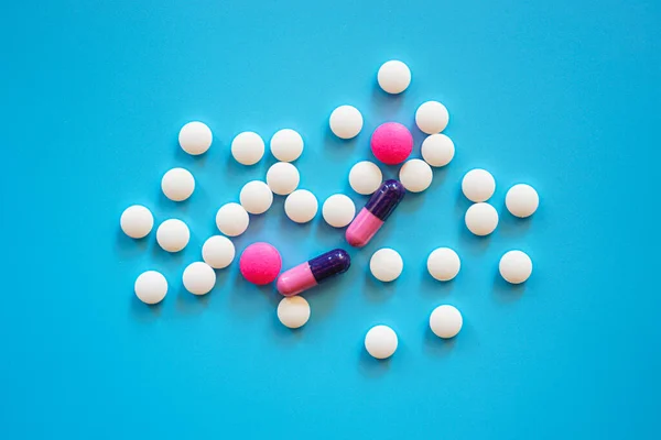 Posa Piatta Molte Pillole Compresse Sfondo Blu — Foto Stock