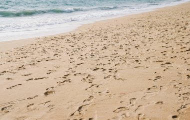 Kumsalda okyanus dalgaları