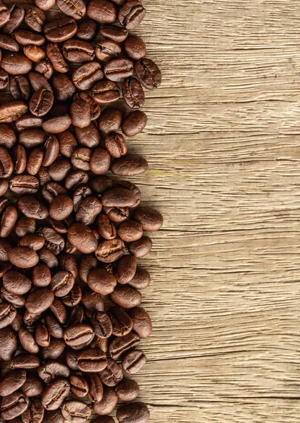 旧木料背景的咖啡豆 — 图库照片