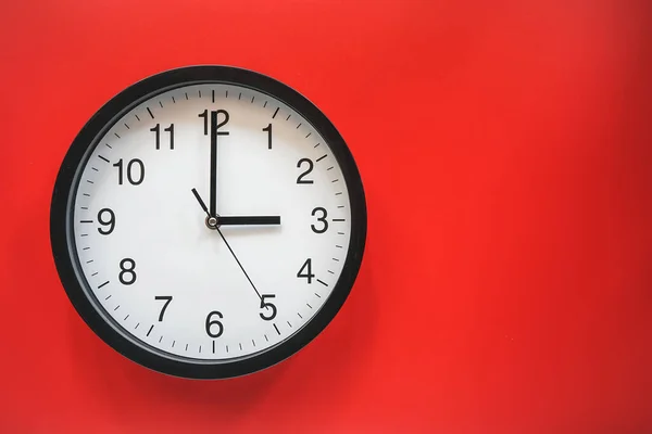 Relógio Analógico Preto Branco Clássico Fundo Vermelho Três Horas Com — Fotografia de Stock