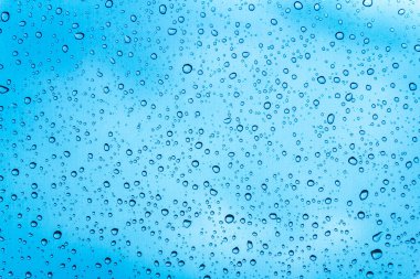 Bardaklara su damlaları veya yağmur damlaları